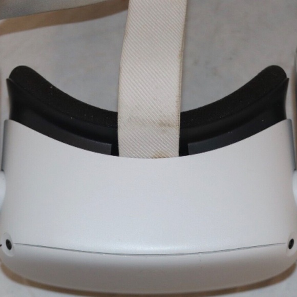 Meta Oculus Quest 2 With Controllers - Picture 7 of 14